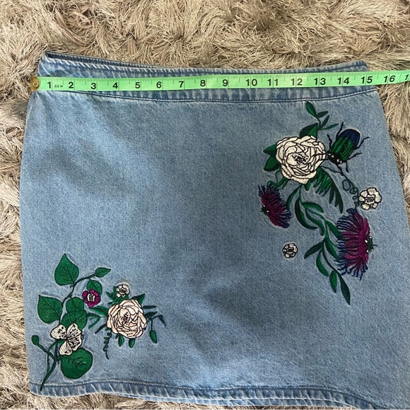 H&M COACHELLA women floral embroidery front denim mini skirt. Size 10. Used. - Picture 5 of 8
